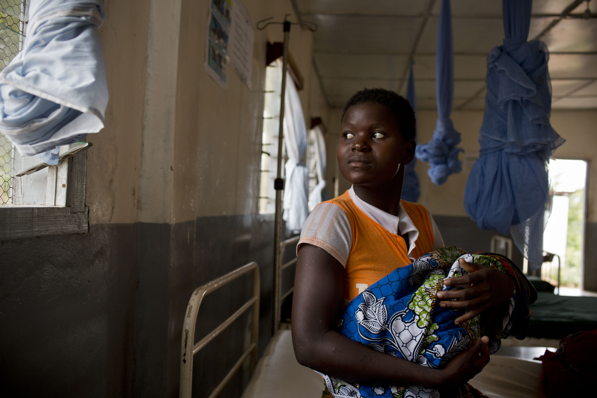 A woman holds her baby in a hospital in Mozambique